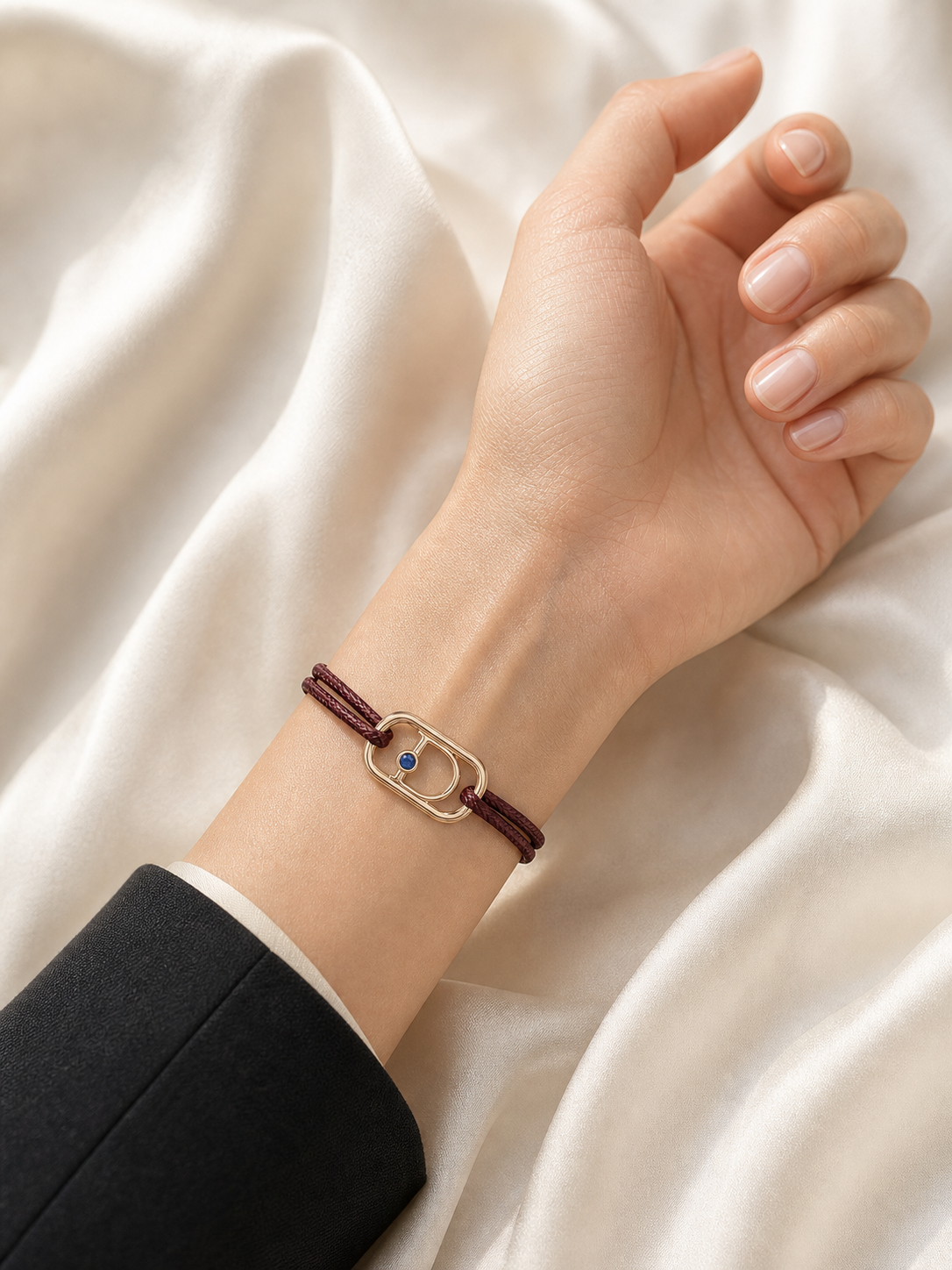 GEMGEMGEM Initial Bracelet Letter D on hand