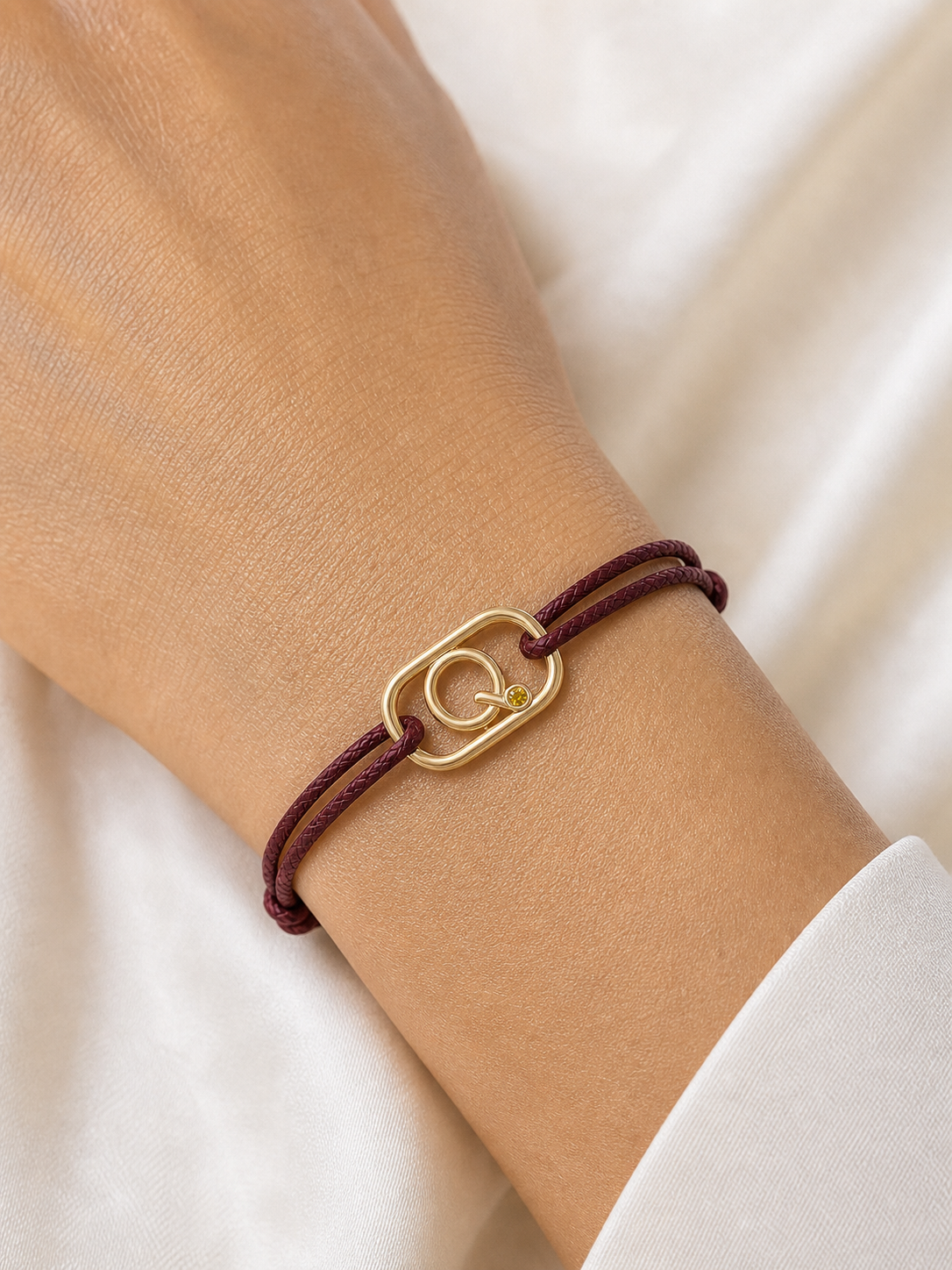 GEMGEMGEM Initial Bracelet Letter Q on hand