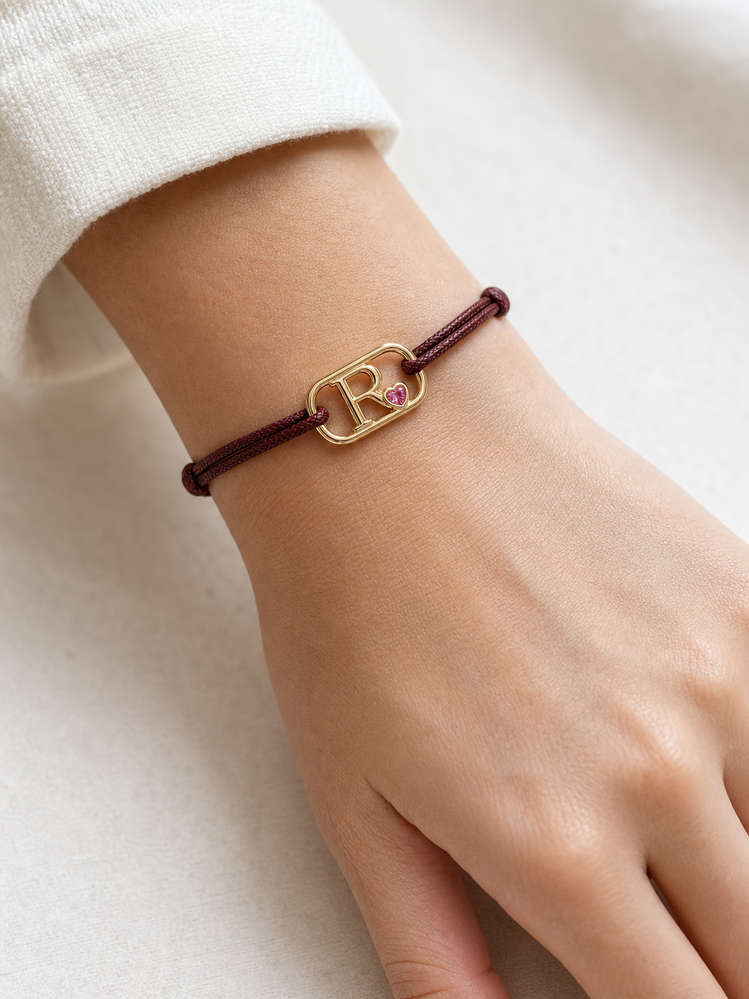 GEMGEMGEM Initial Bracelet Letter R on hand