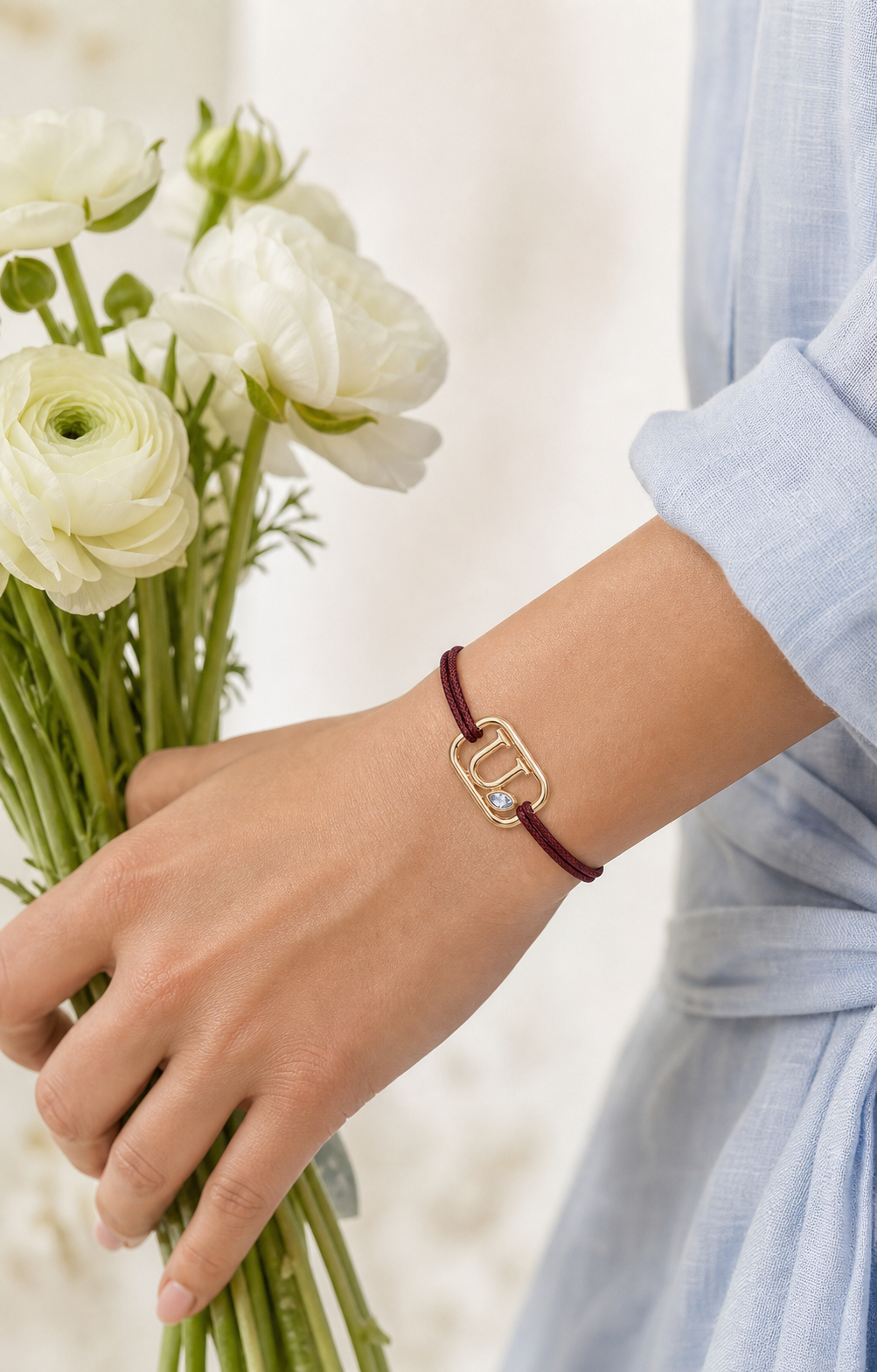 GEMGEMGEM Initial Bracelet Letter U on hand