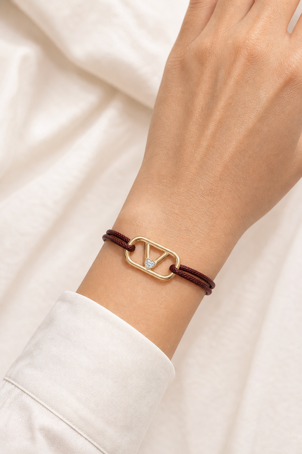 GEMGEMGEM Initial Bracelet Letter V on hand