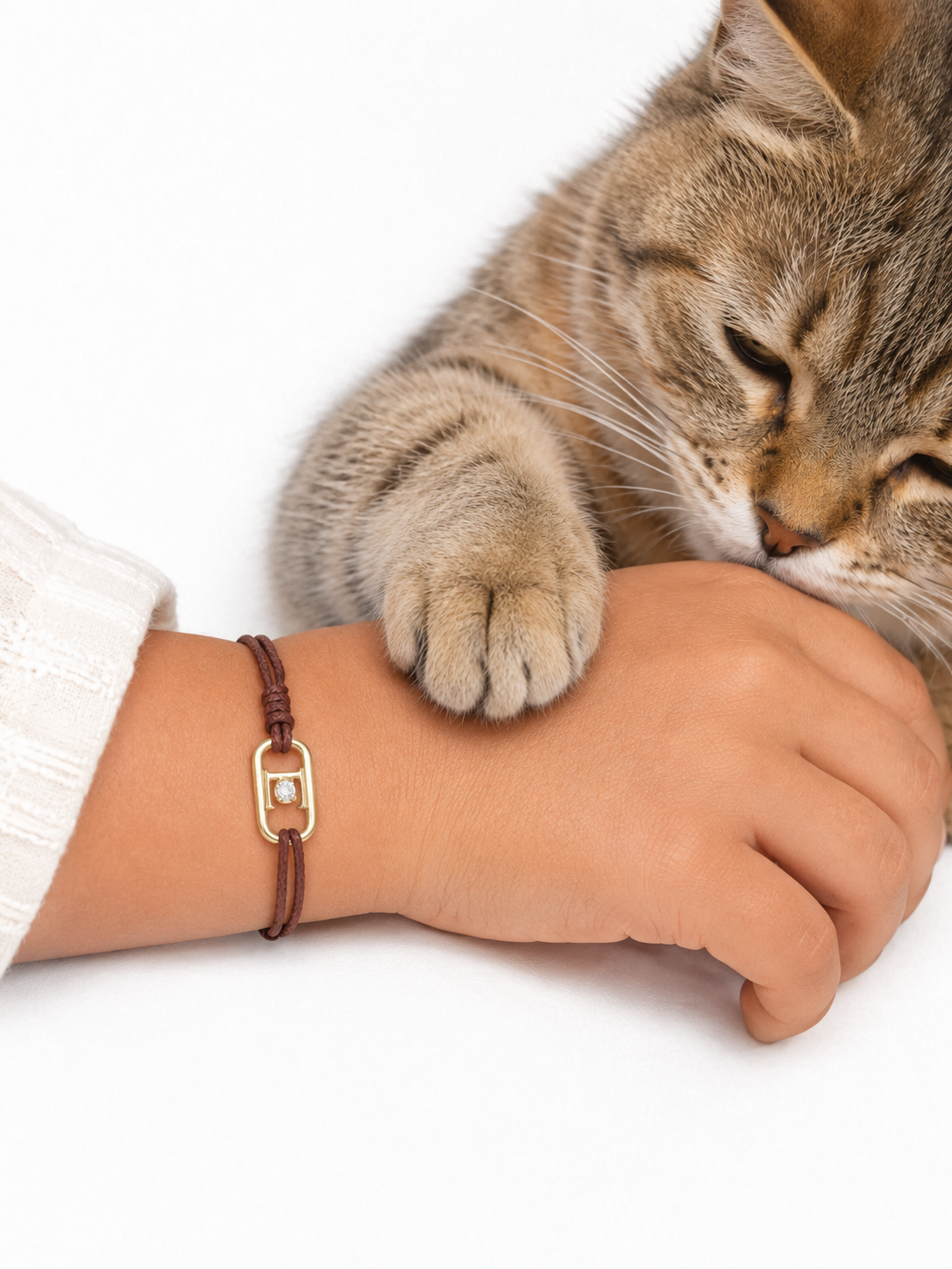 GEMGEMGEM Letter E Initial Bracelet lifestyle 01
