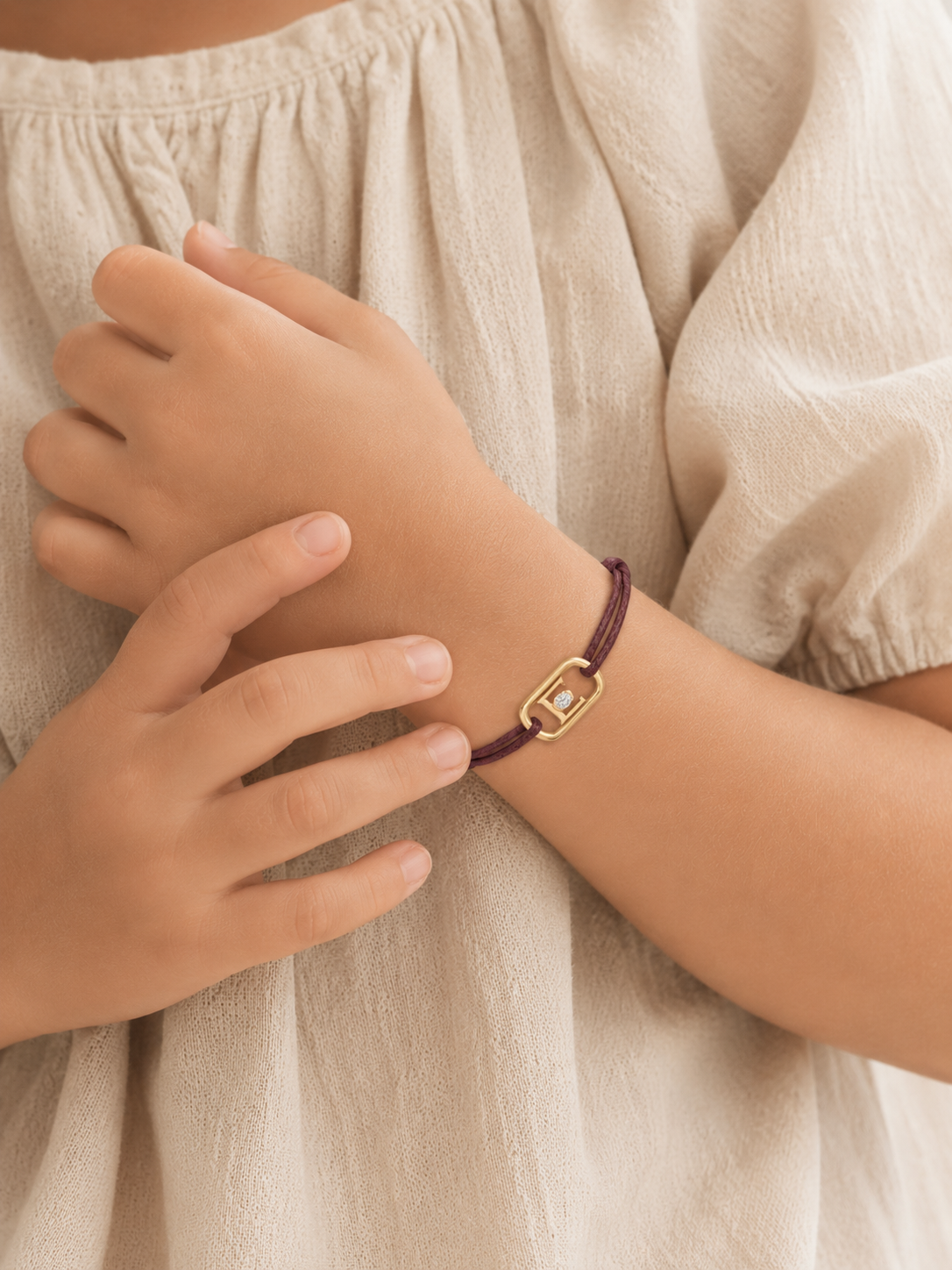 GEMGEMGEM Letter E Initial Bracelet lifestyle 03