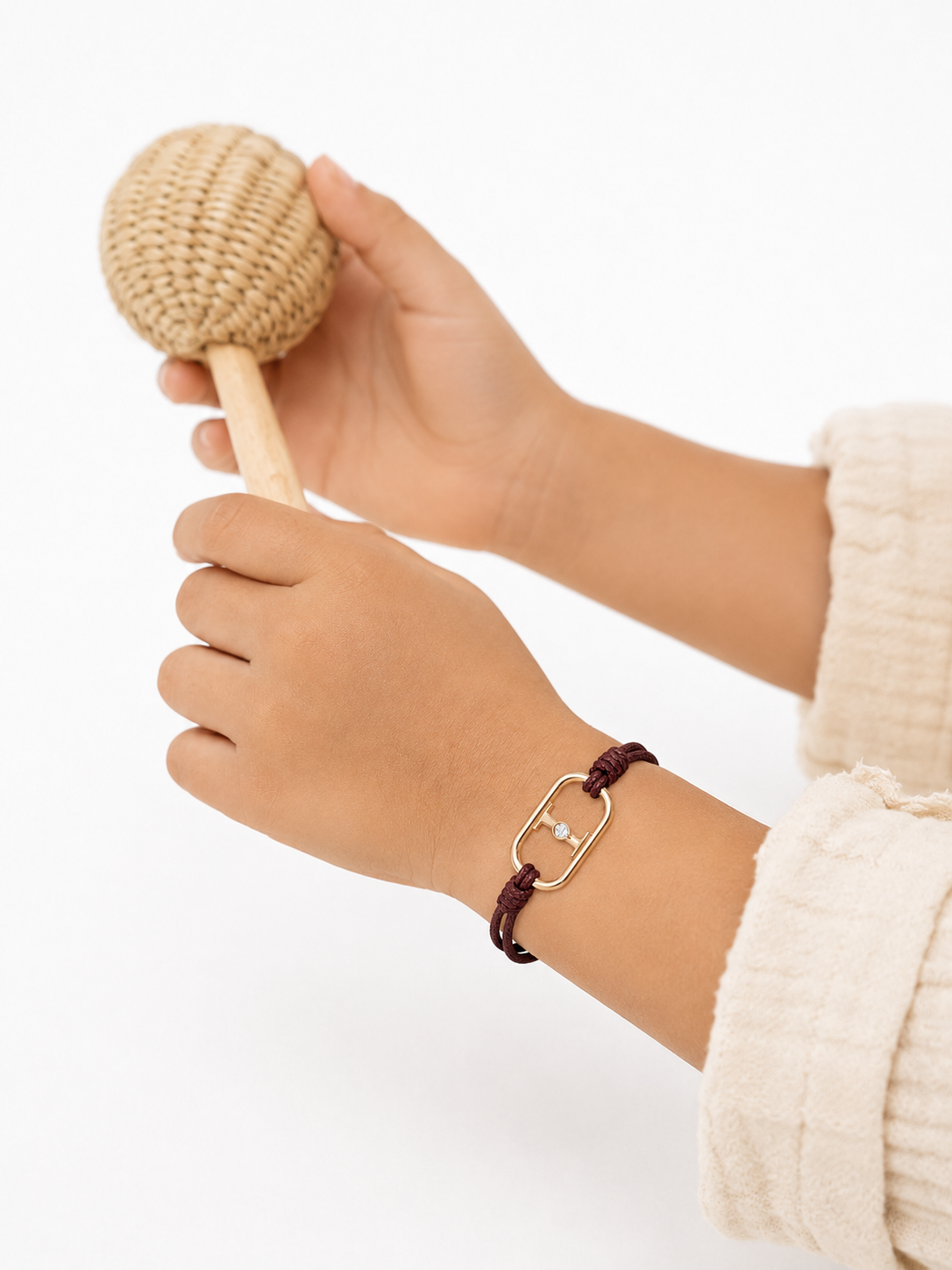 GEMGEMGEM Letter I Initial Bracelet lifestyle 01