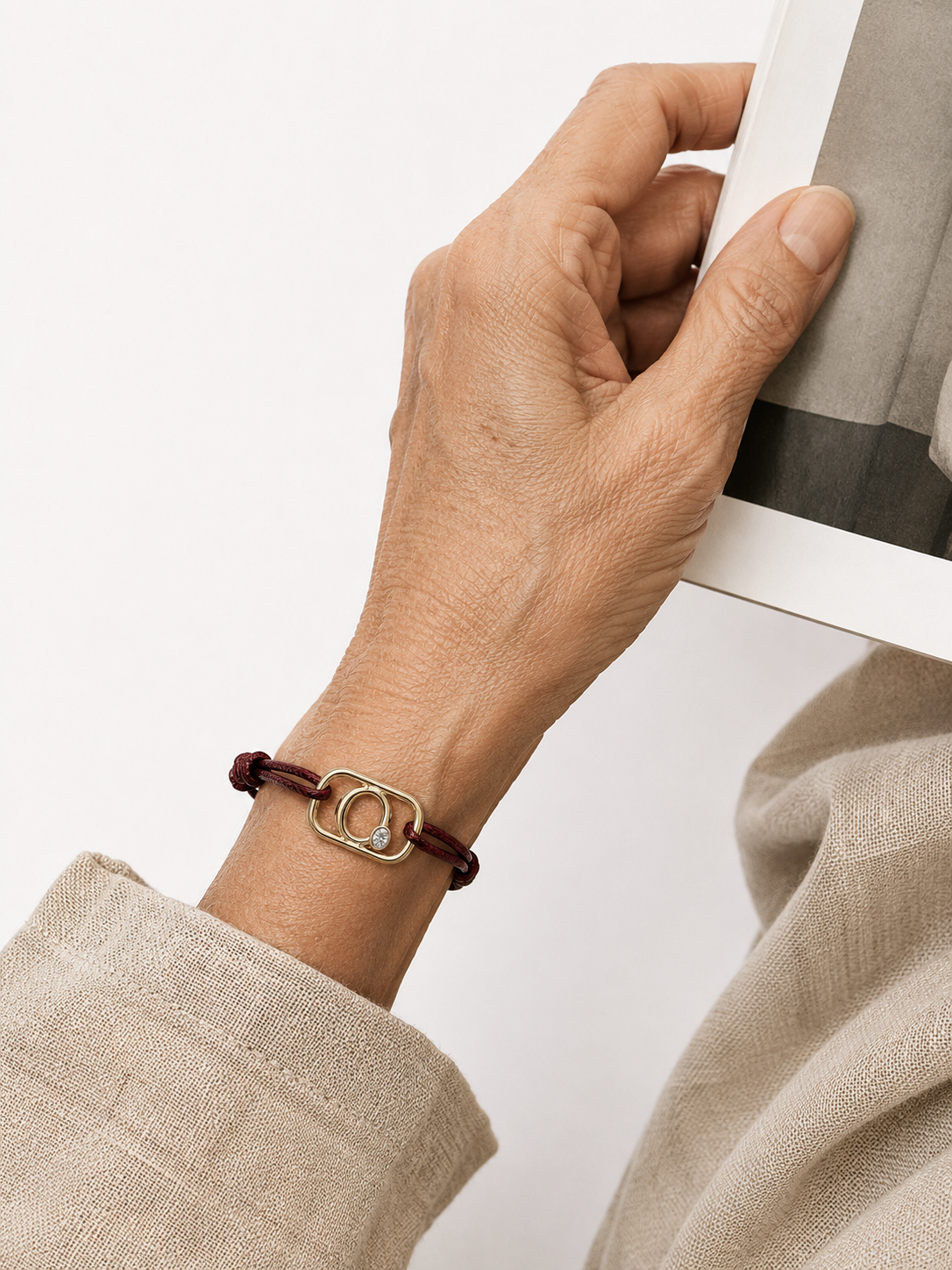 GEMGEMGEM Letter O Initial Bracelet lifestyle 02