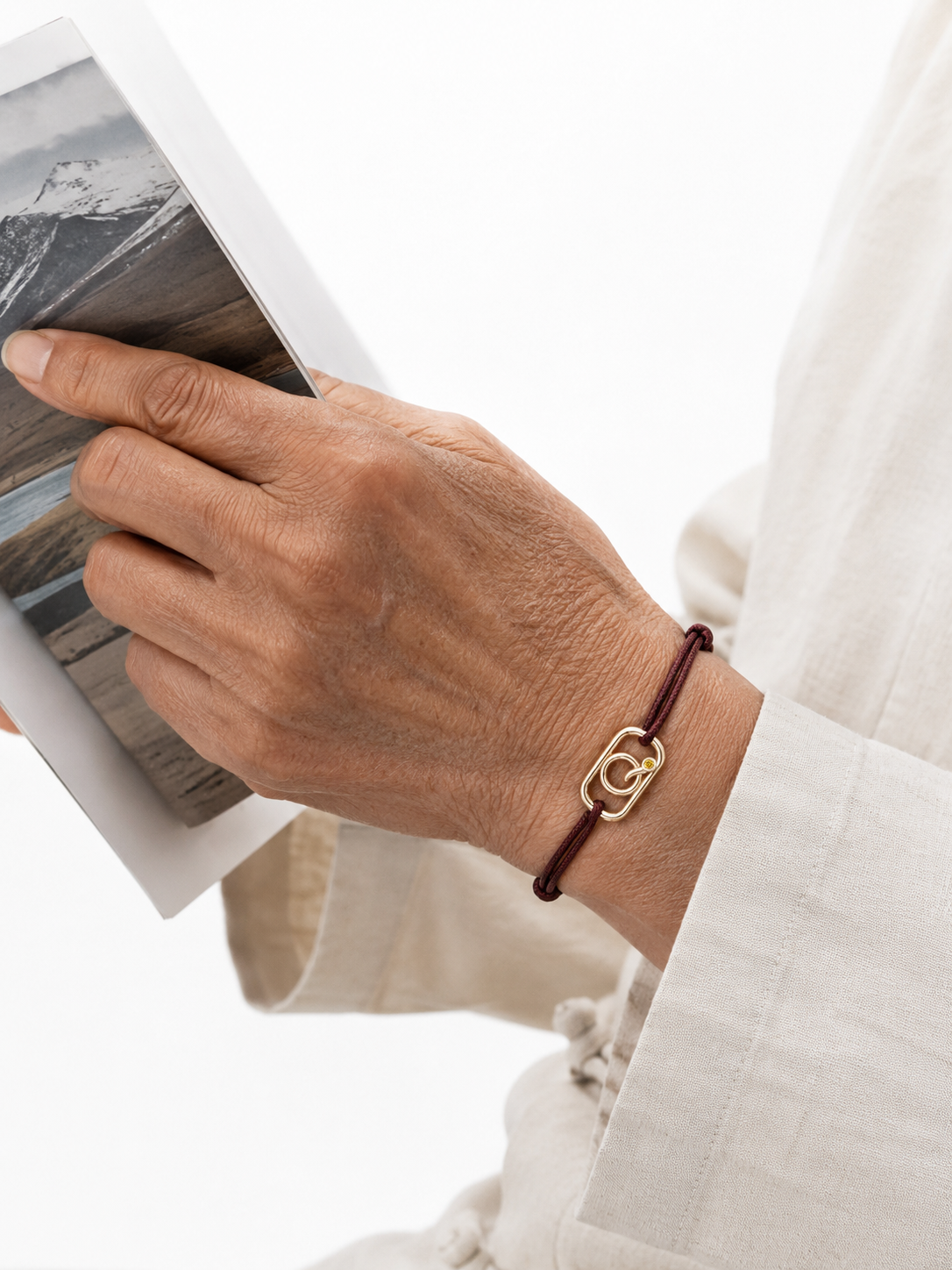 GEMGEMGEM Letter Q Initial Bracelet lifestyle 01