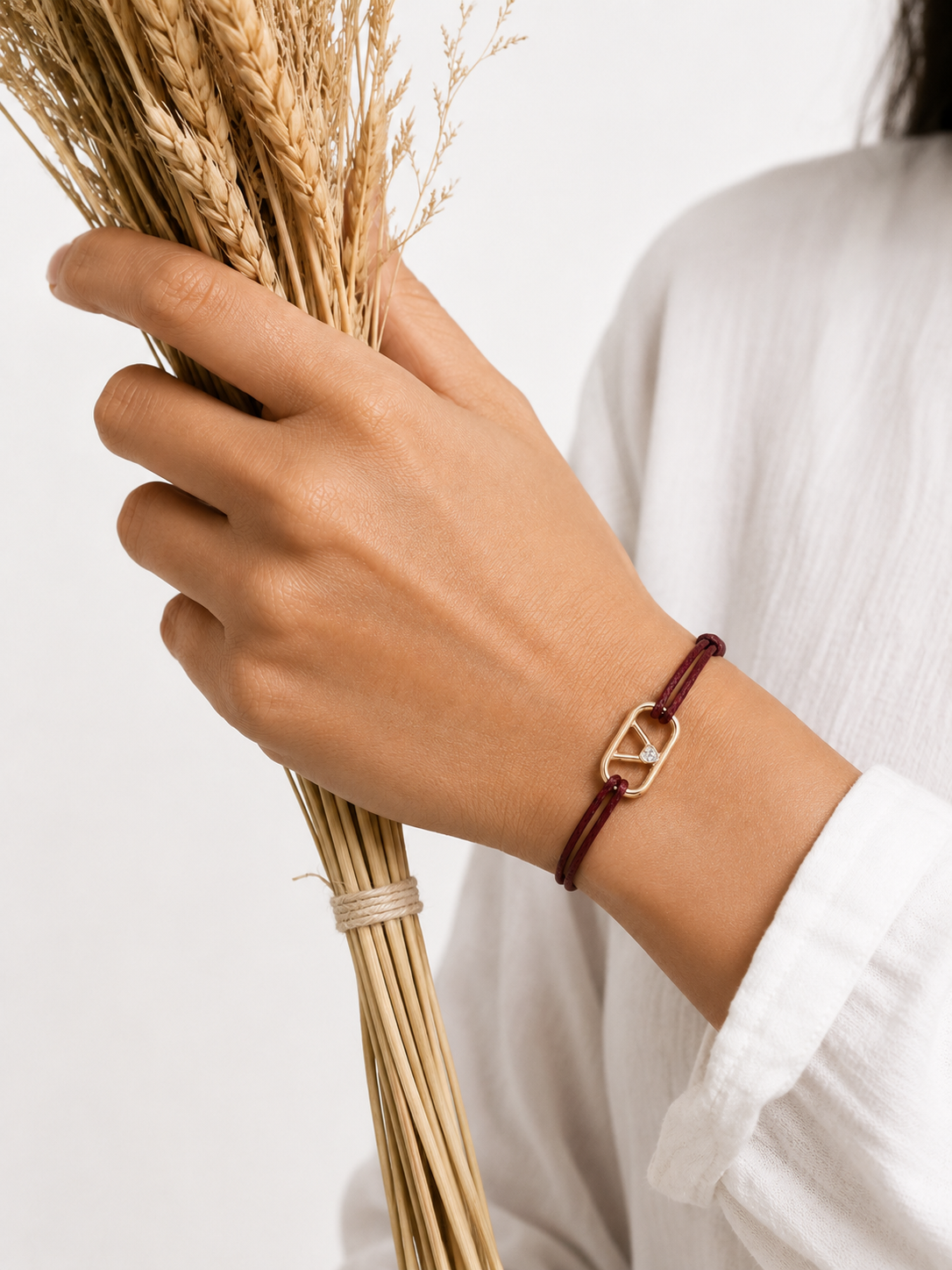 GEMGEMGEM Letter V Initial Bracelet lifestyle 01