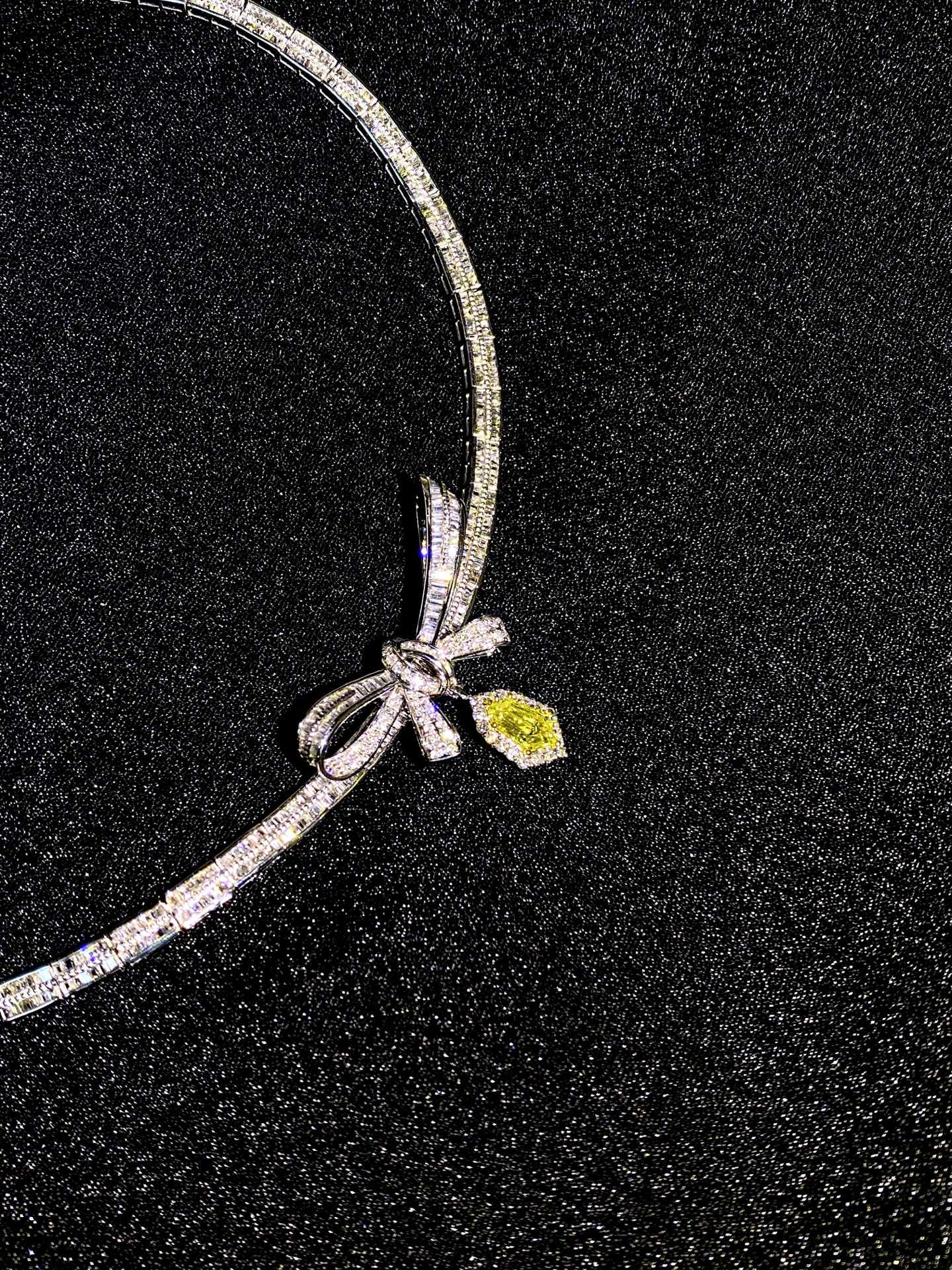 18K金蝴蝶结黄钻颈圈